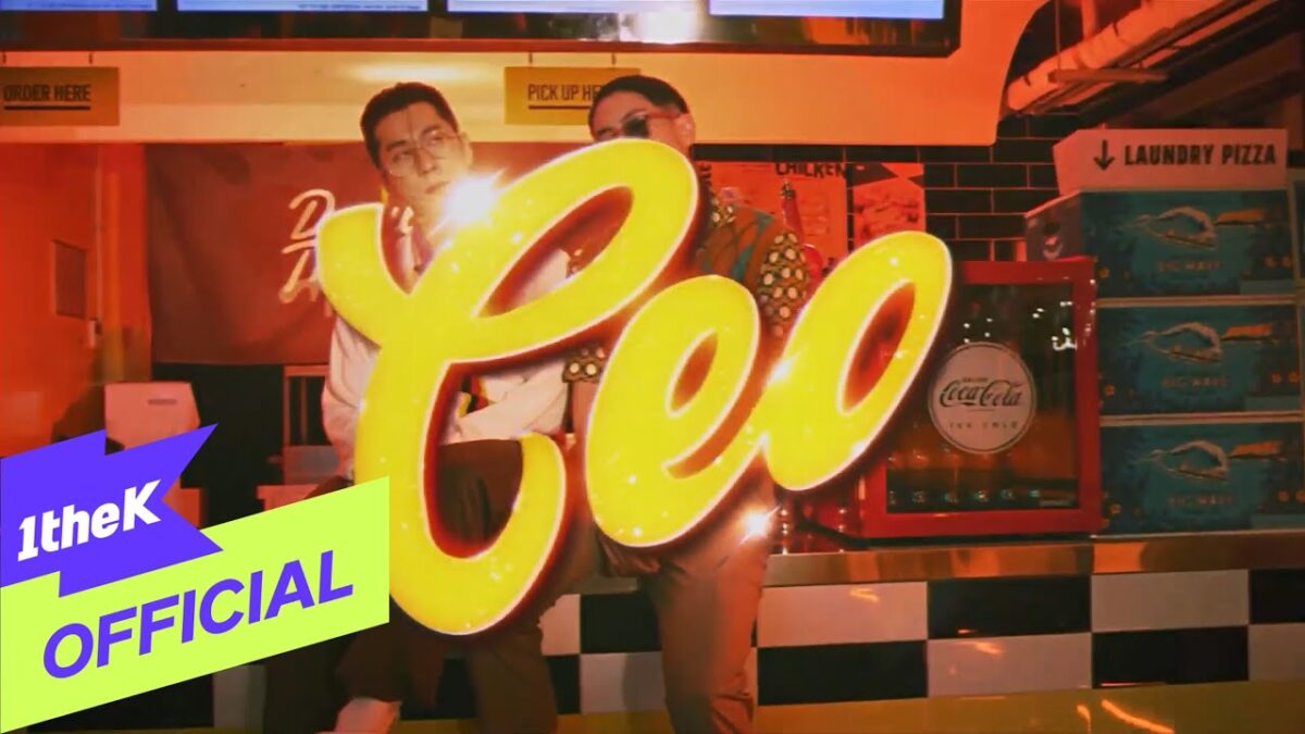 Dois homens posam em uma lanchonete colorida, com o título "CEO" em destaque iluminado.