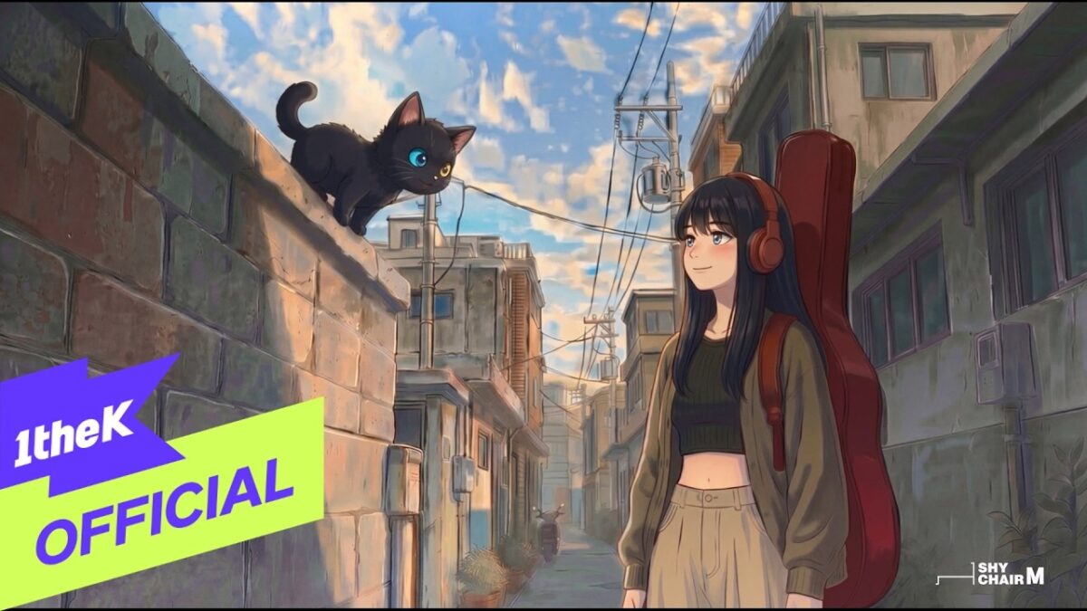 Uma jovem com fones de ouvido sorri para um gato preto em um cenário urbano iluminado pelo sol.