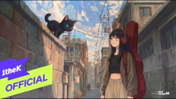 Uma jovem com fones de ouvido sorri para um gato preto em um cenário urbano iluminado pelo sol.