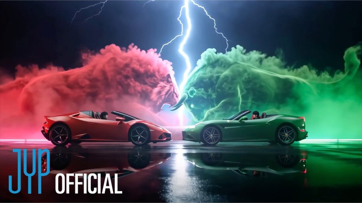 Carros esportivos vermelho e verde em um cenário dramático com nuvens coloridas e relâmpagos ao fundo.