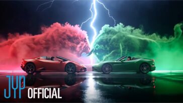 Carros esportivos vermelho e verde em um cenário dramático com nuvens coloridas e relâmpagos ao fundo.