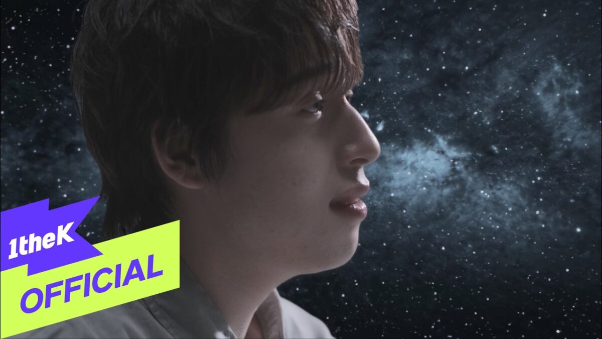 Lee Jihoon perfilado em um fundo estelar, transmitindo uma atmosfera contemplativa e artística.