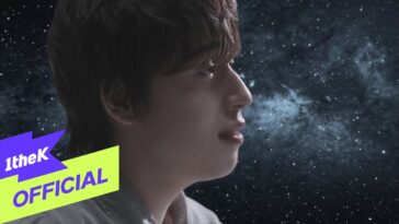 Lee Jihoon perfilado em um fundo estelar, transmitindo uma atmosfera contemplativa e artística.