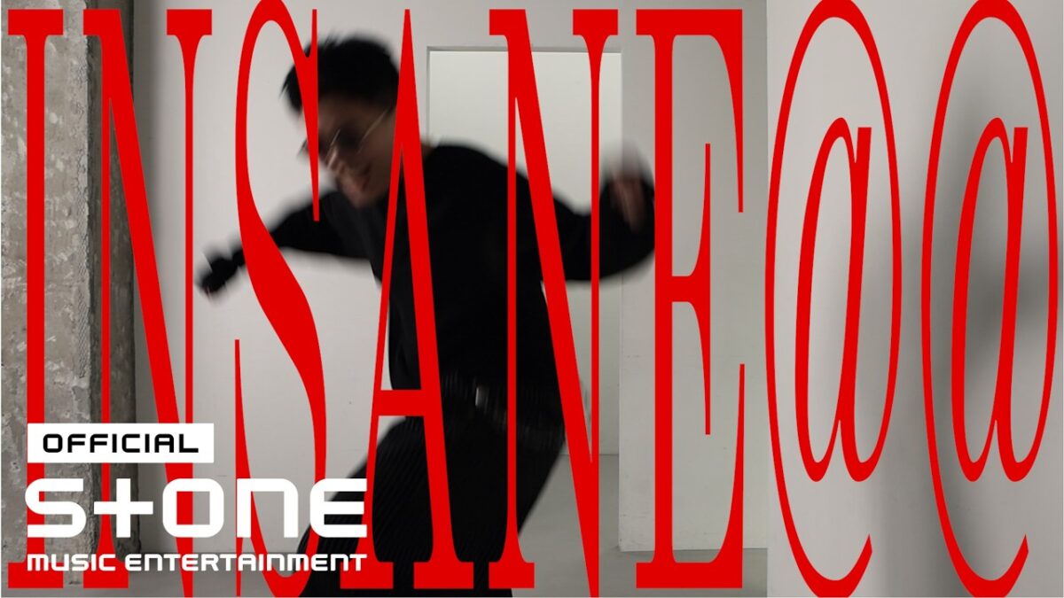 Artista em movimento dinâmico com a palavra "INSANE!" em destaque, transmitindo energia e emoção.