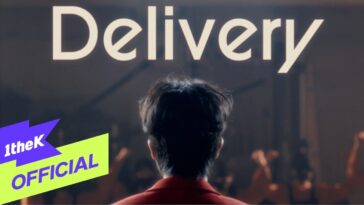 Um jovem de costas em frente à palavra "Delivery", com uma multidão ao fundo.