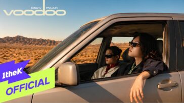 Marv e PAAK relaxam em um carro com paisagem desértica ao fundo, ambos usando óculos escuros.