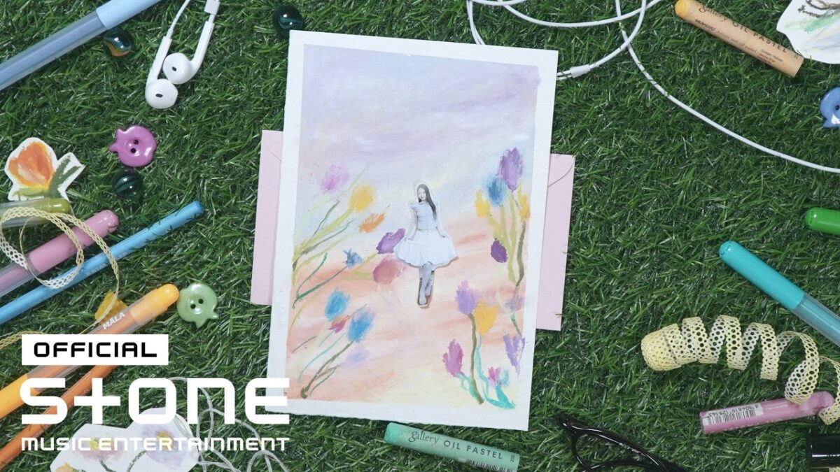 Desenho colorido de uma jovem em um campo florido, rodeado por materiais de arte e acessórios diversos.