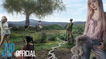 Cinco jovens em um cenário natural, interagindo com uma árvore e cordas em um ambiente onírico.