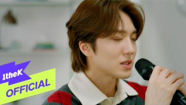 Cantor do SF9 performando "Fade Into Memories" com expressão intensa, segurando um microfone em ambiente iluminado.