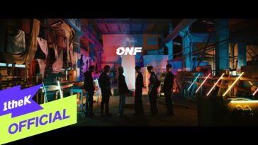 Sete integrantes da banda ONF se posicionam em um ambiente industrial iluminado com luzes coloridas.
