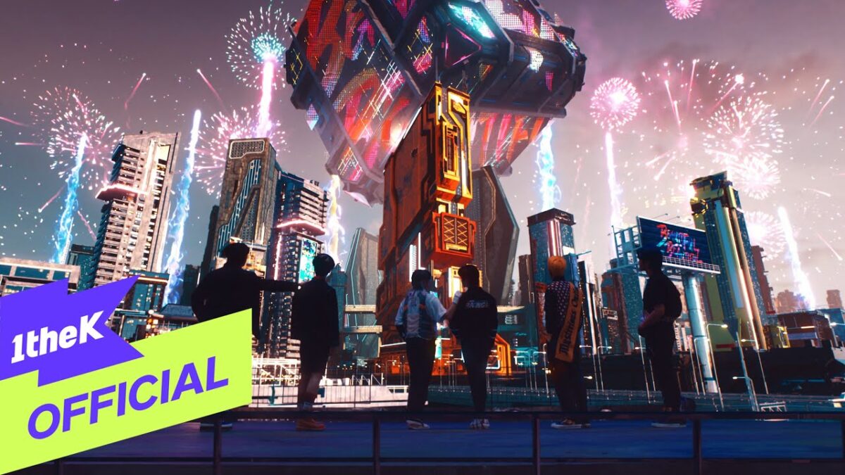 Cinco pessoas observam um espetáculo de fogos de artifício em uma cidade futurista iluminada.