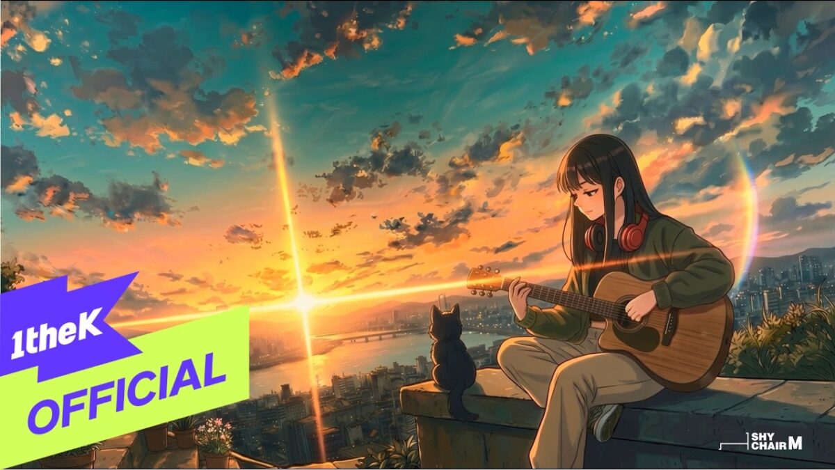 Jovem com fones de ouvido toca violão enquanto observa o pôr do sol com uma cidade ao fundo e um gato ao seu lado.