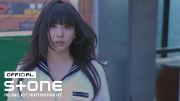 Jovem com cabelo longo e liso, usando uniforme escolar, olhando para a câmera em ambiente urbano.