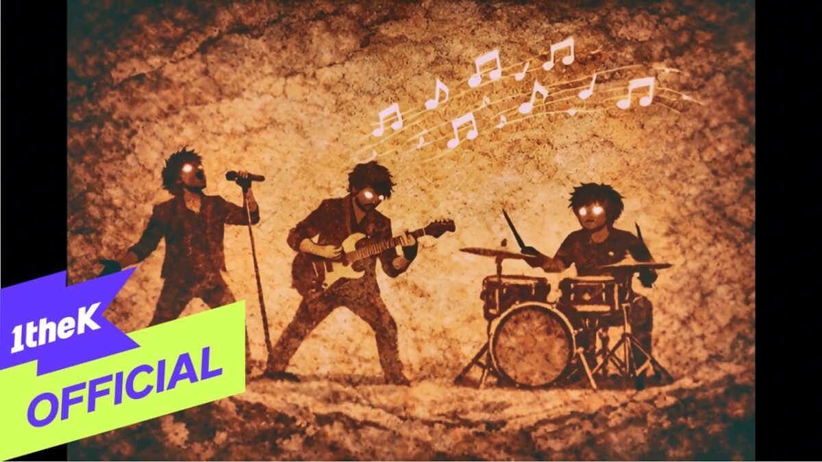 Três figuras estilizadas tocam instrumentos musicais em um cenário animado, com notas musicais flutuando acima.