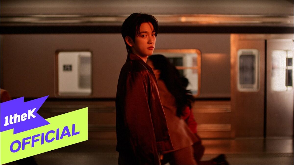 Park Jin-young em um cenário de metrô, olhando para a câmera enquanto pessoas passam ao fundo.