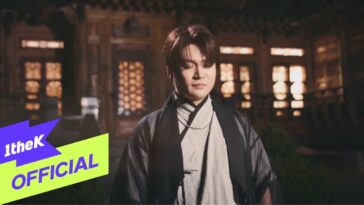 Kim Ki Tae canta "Fate (Inyeon)" em um cenário tradicional com iluminação suave.