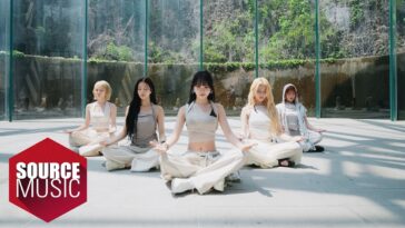 Cinco integrantes do LE SSERAFIM se apresentam em uma performance meditativa em um ambiente iluminado e natural.