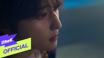 J.Seph em close-up, com expressão pensativa, enquanto apresenta o MV da música "EASY".