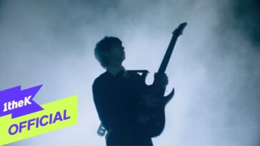 Guitarrista em silhueta toca sob uma luz suave e nebulosa, transmitindo uma atmosfera intensa e emocional.