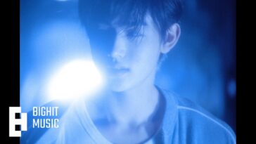 Um jovem com lábios azuis e expressão introspectiva, iluminado por uma luz suave e azul.
