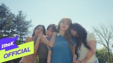 Quatro integrantes da MAMAMOO se abraçam sob um céu azul, transmitindo uma sensação de amizade e emoção.