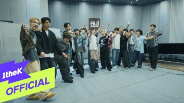 Grupo de jovens artistas em estúdio, celebrando e se divertindo durante o lançamento do MV "Shout! Stars Reborn".