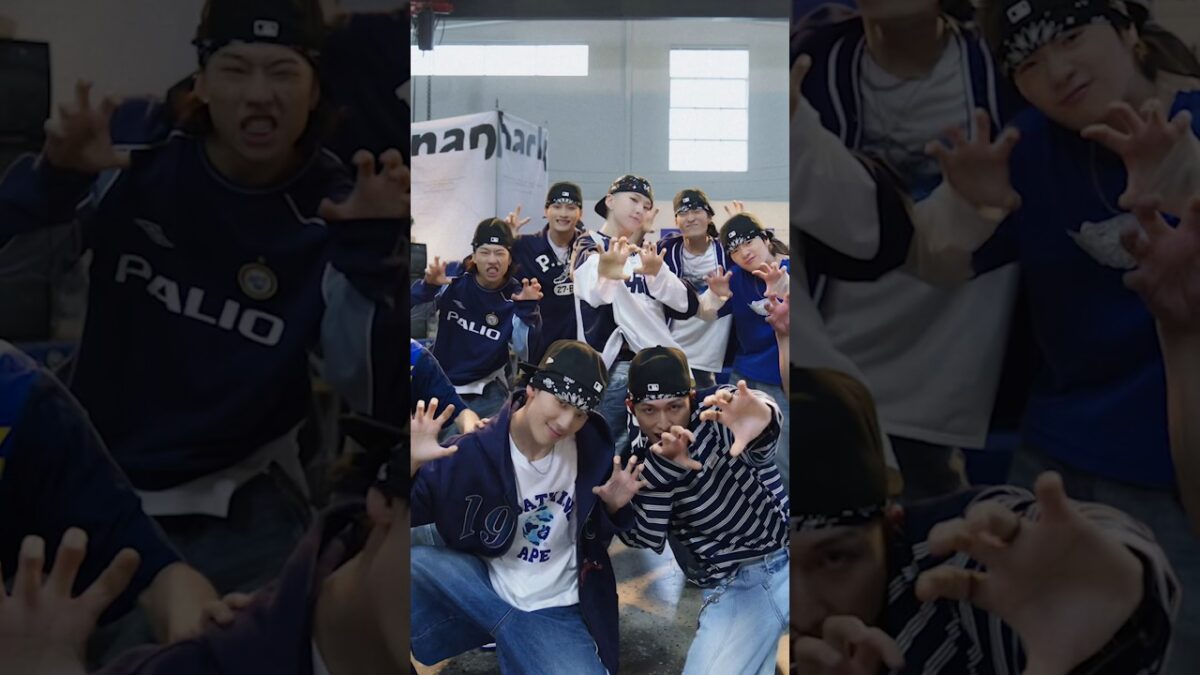 Grupo de jovens dançarinos em poses dinâmicas, usando roupas esportivas e bandanas, em ambiente interno iluminado.
