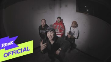 Quatro artistas em um ambiente urbano, sorrindo e se divertindo durante uma gravação musical.