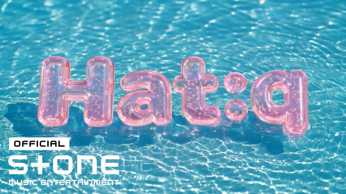 Texto em letras infláveis rosa flutua na água azul, com bolhas ao redor e logo da Stone Music Entertainment.