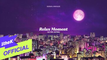 Cidade iluminada à noite com uma lua cheia, destacando o título "Relax Moment" em um fundo roxo.