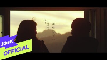 Casal observa o pôr do sol através de uma janela, criando um momento íntimo e emocional.