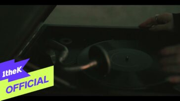 Um braço coloca um disco em um toca-discos, criando uma atmosfera nostálgica e musical.