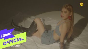 Moon Sujin posa com um olhar sedutor, vestindo um conjunto de jeans e botas altas em um cenário minimalista.
