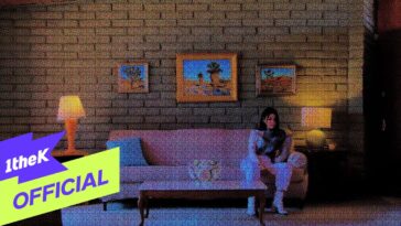 Moon Sujin sentada em um sofá em uma sala decorada com quadros e iluminação suave, promovendo a música "MILLION".