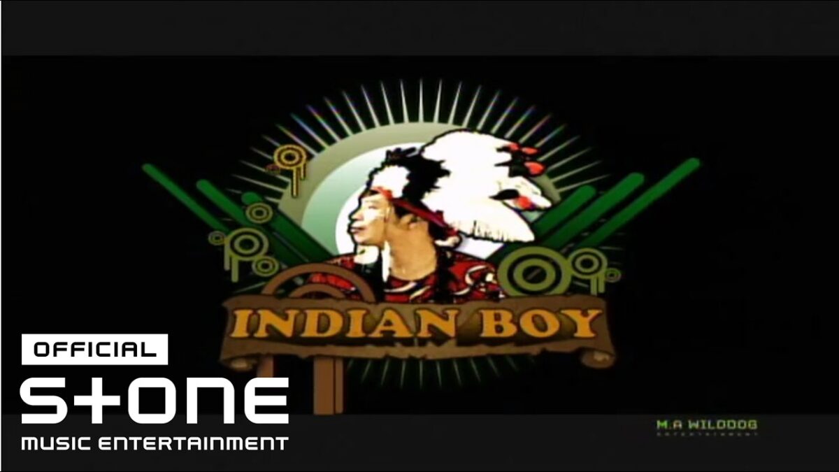 Capa do clipe "Indian Boy", destacando MC Mong com penas coloridas e elementos gráficos vibrantes.