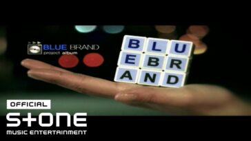 Uma mão segura blocos de letras formando a palavra "BLUE BRAND" em um fundo escuro.