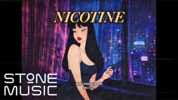 Uma mulher com cabelo preto e liso observa a cidade à noite, segurando um cigarro em um ambiente estilizado.