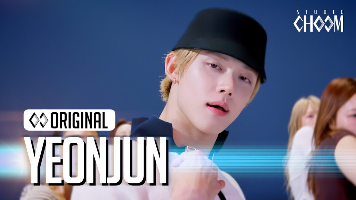 Yeonjun performa "Ice Cream" com um olhar cativante, cercado por dançarinos em um estúdio.