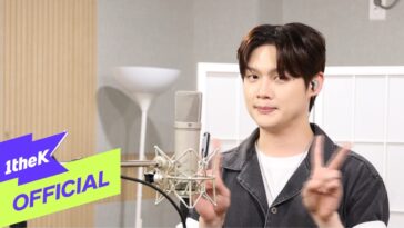 Choi Jae Myeong faz sinal de paz enquanto grava seu novo clipe em um estúdio moderno.