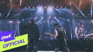 Kim JangHoon e Haha se apresentam em um palco iluminado, com fogos de artifício ao fundo e uma grande tela atrás.