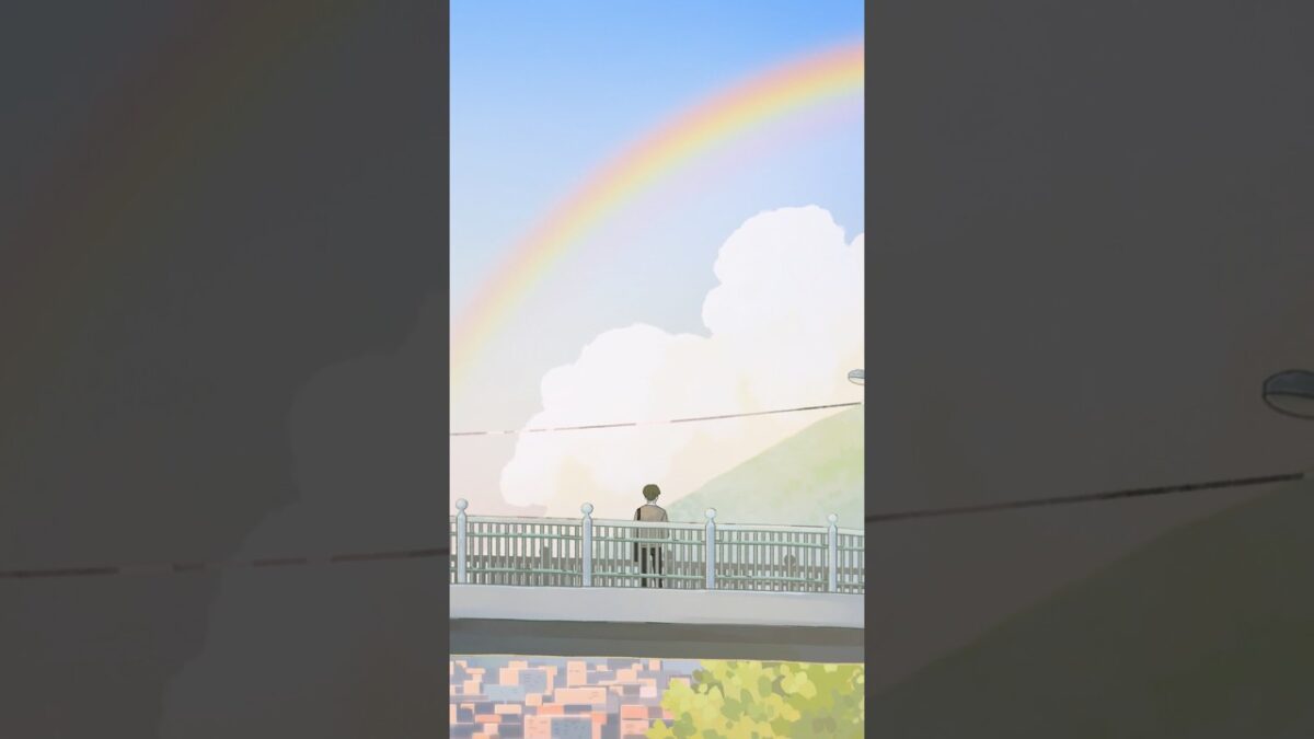 Um jovem observa um arco-íris enquanto está em uma ponte, com montanhas e nuvens ao fundo.